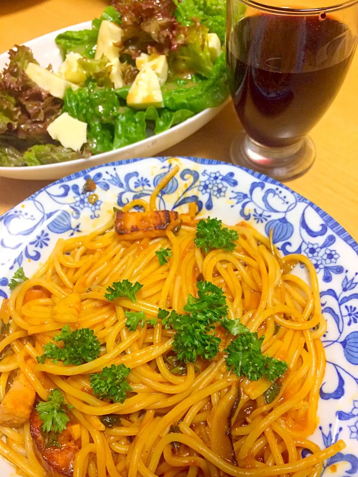 Snapdishの料理写真:トマトソースパスタと自家製レタスのチーズサラダ☺️|めぐりんさん