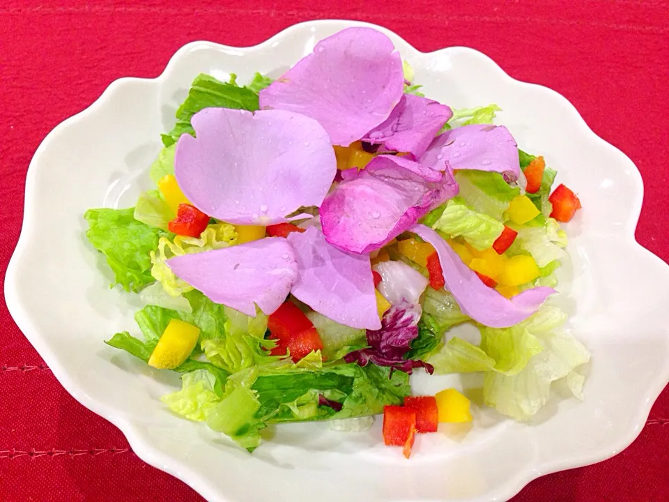 Snapdishの料理写真:薔薇の花びら乗せサラダ〜🌹|Seikoさん