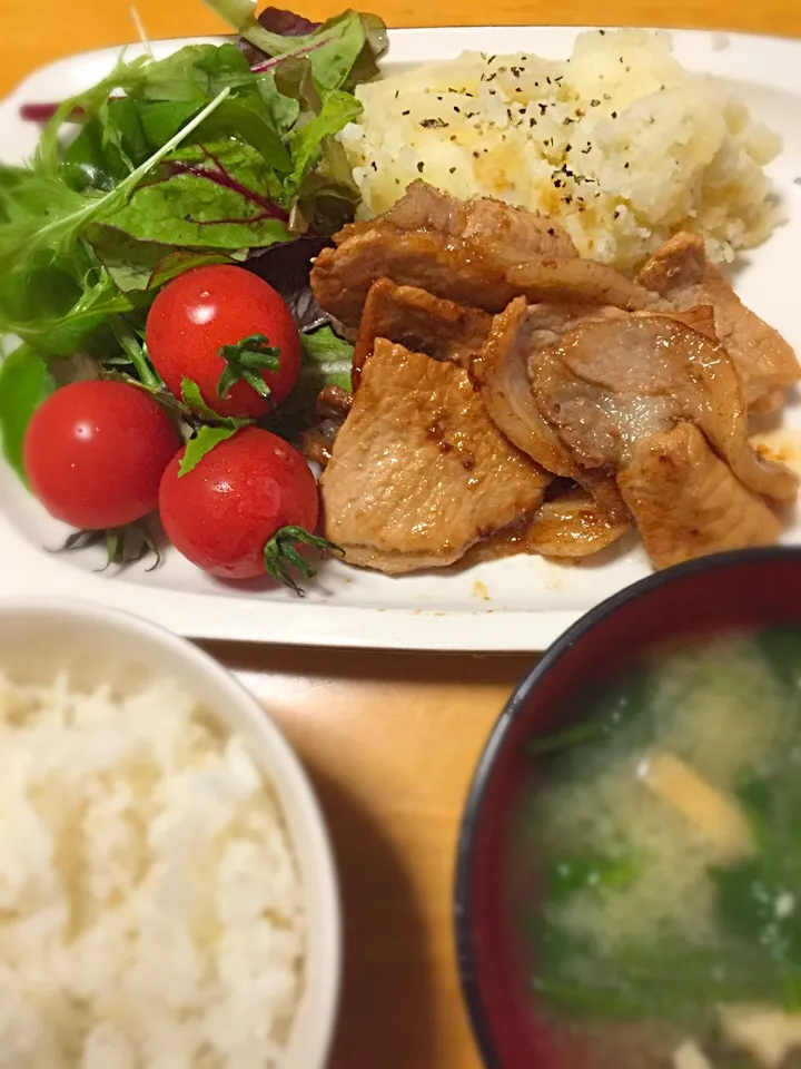 生姜焼き＆粉ふき芋（キヌア入ご飯&ほうれん草と油揚げの豆乳入りお味噌汁）|guraさん