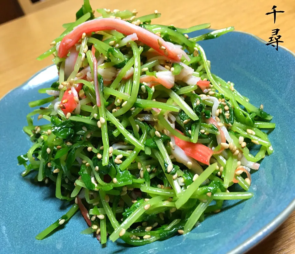 Snapdishの料理写真:ゆっこさんの料理 玉露園の昆布茶で豆苗とカニカマの昆布茶和え♡|川上千尋さん