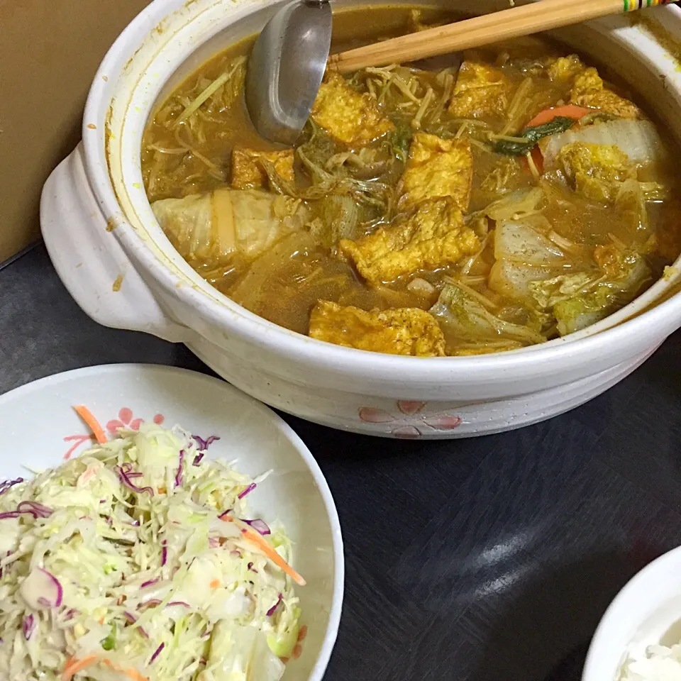 今日の晩ご飯は、カレー鍋、コールスローサラダ。|ゆえさん