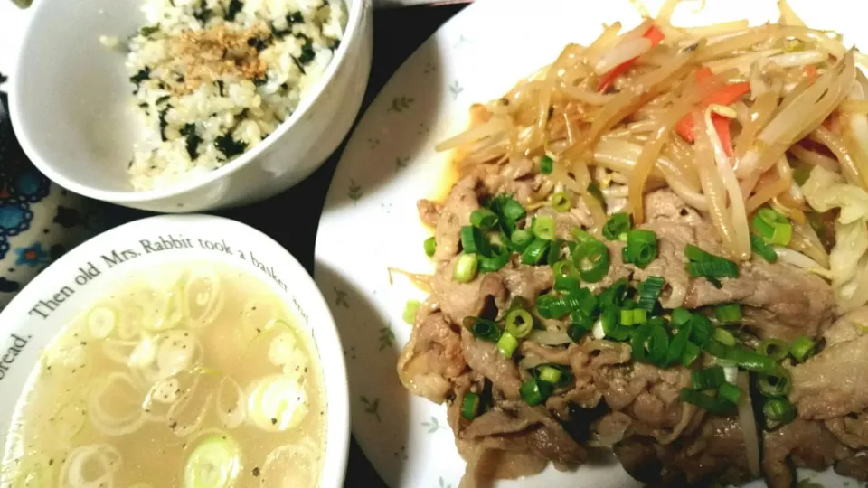 豚こまにんにくネギ醤油炒め、わかめご飯、中華風鶏スープ！|あまねさん