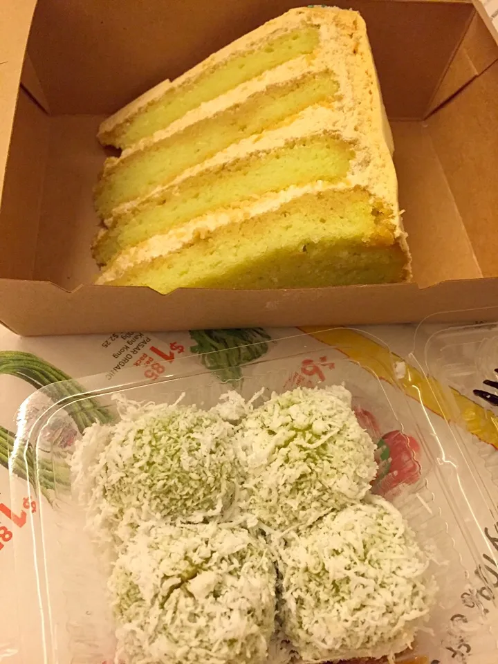 Ondeh ondeh and ondeh ondeh cake. One traditional version, one contemporary reinvented version. Both are goooood....nomz|catwoollyさん