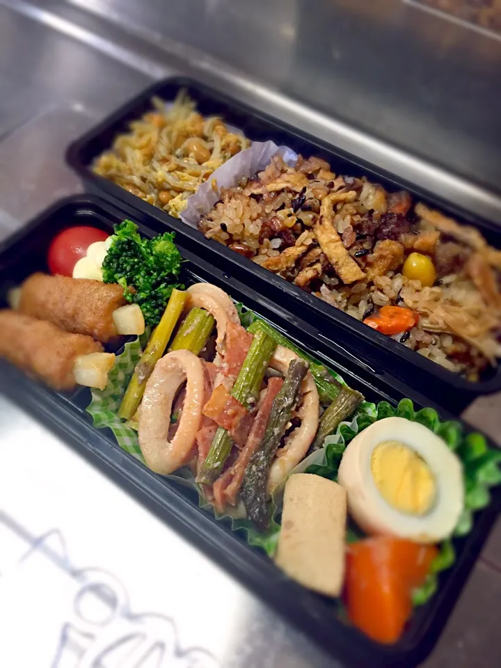 ダーリン弁当❤️
イカとアスパラの味噌バター炒め
ジャコ納豆
煮物
炊き込みごはん|しほこさん