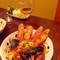 Cioppino with scallops, shrimp, mussels, halibut and garlic bread.|Cathy Hilliardsさん