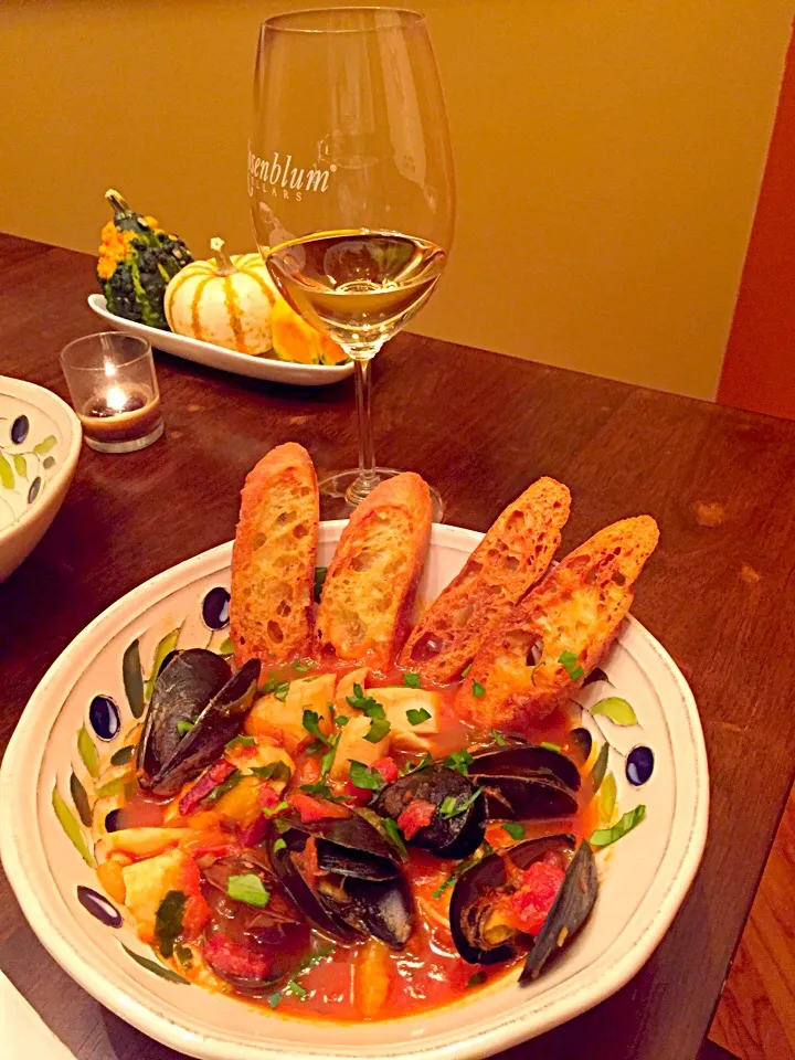 Snapdishの料理写真:Cioppino with scallops, shrimp, mussels, halibut and garlic bread.|Cathy Hilliardsさん