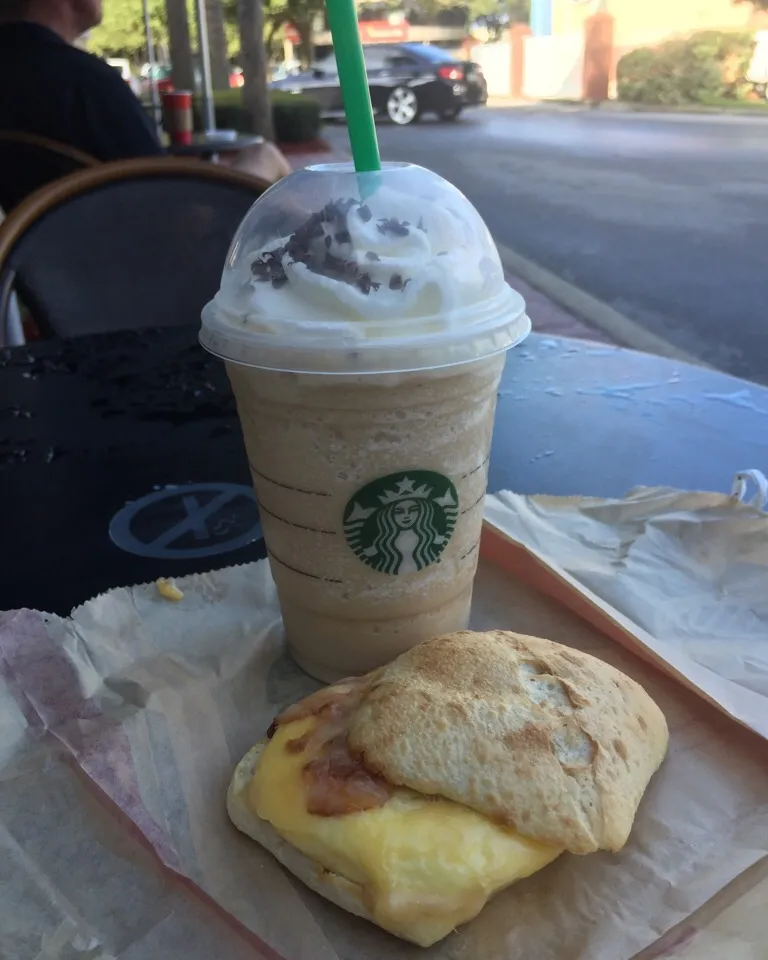 Peppermint White Chocolate Mocha Frappucino & Bacon Gouda Egg Breakfast Sandwich..|Richard Thompsonさん