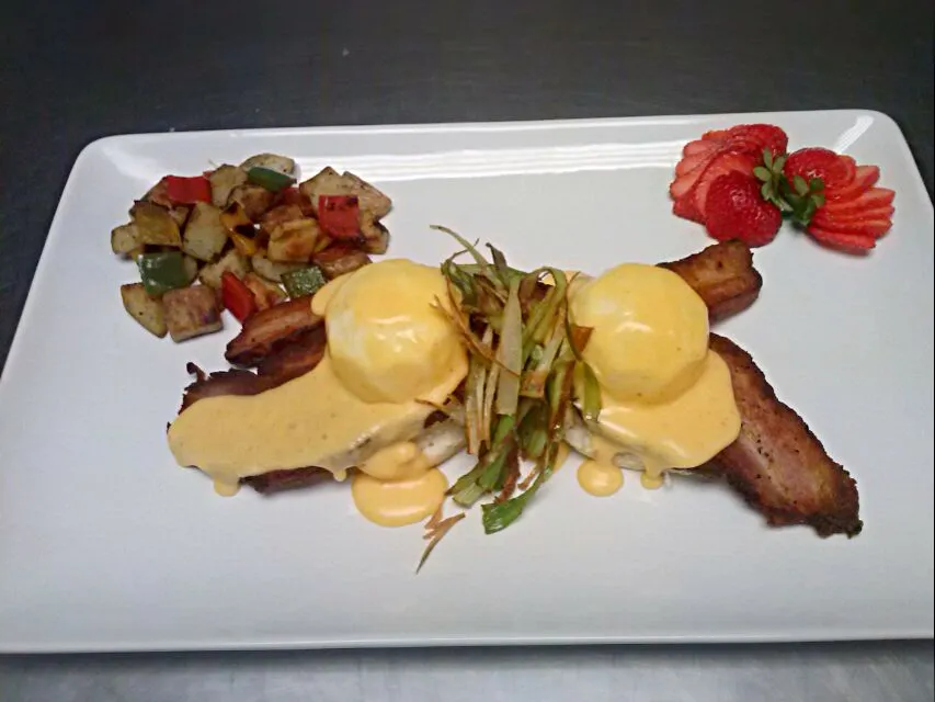 Southern inspired eggs benedict. Seared peppered pork belly, pimento cheese biscuit, poached eggs, sriracha hollandaise, crispy scallions. American fries.|joe suegrimさん