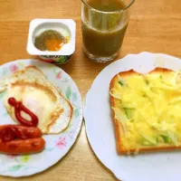 Snapdishの料理写真:目玉焼き、ウインナー、きゅうりとオニオンスライスとチーズ乗せトースト|神龍さん