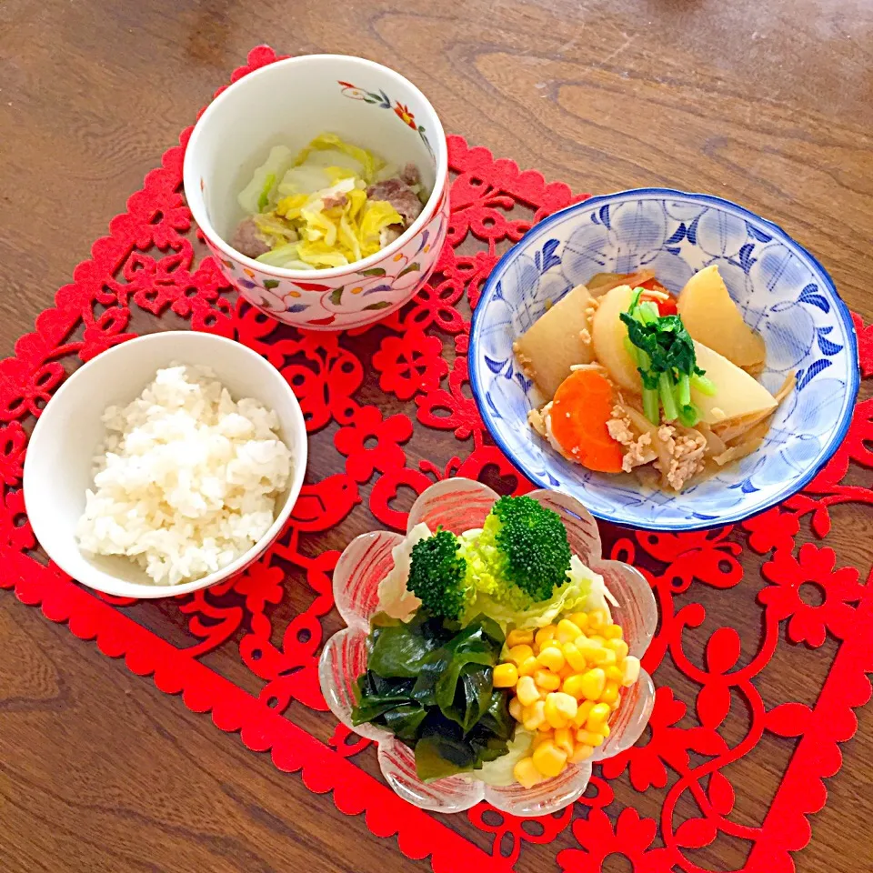 昨日食べ過ぎてしまったのであっさりご飯(^^) 大根のにんじんの煮物＊白菜と豚肉の蒸しもの＊海藻サラダ|さきさん