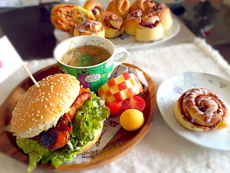 シナモンロールとハンバーガー😊💕|アンパンマンさん