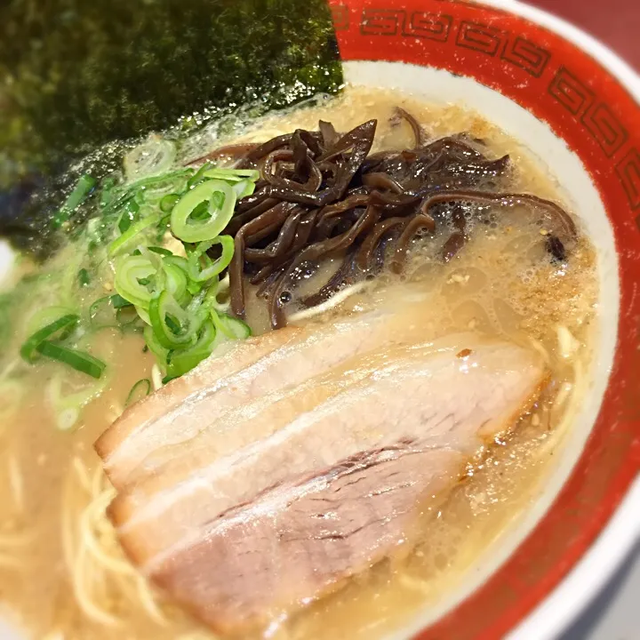 Snapdishの料理写真:ばりかた屋とかいうお店のとんこつラーメン！inイオン与野店|NanaMOさん