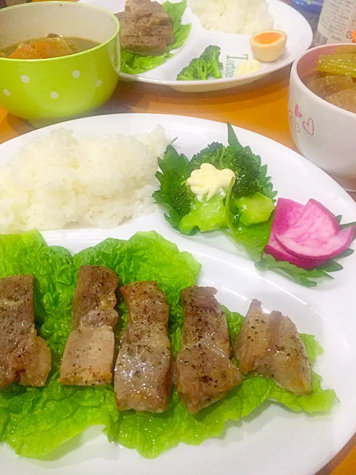 豚ロース肉のおろし醤油焼き  蒸しブロッコリー  煮卵  赤カブ漬け  青紫蘇  サンチュ  豚汁|ch＊K*∀o(^^*)♪さん