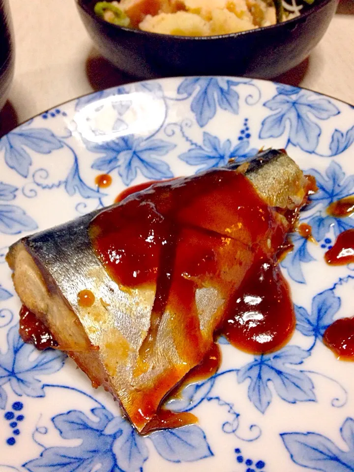 和食の定番のさばの味噌煮 。お味噌汁。ポテトサラダ。ほうれん草とツナの卵焼き。おひたし|あやにん食堂さん