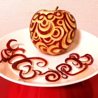 Snapdishの料理写真:りんごのカービング 🍎 曲線のデザイン 【carved apple in curve】