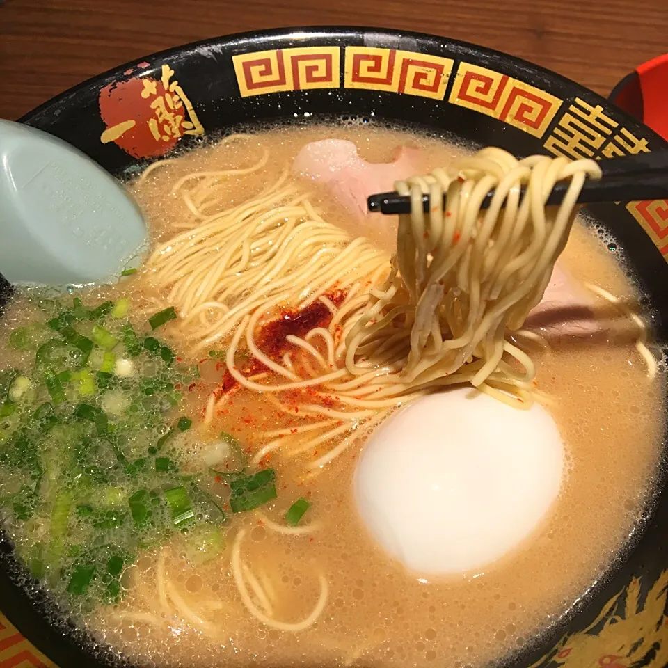 Snapdishの料理写真:豚骨ラーメン|maixx ใหม่さん