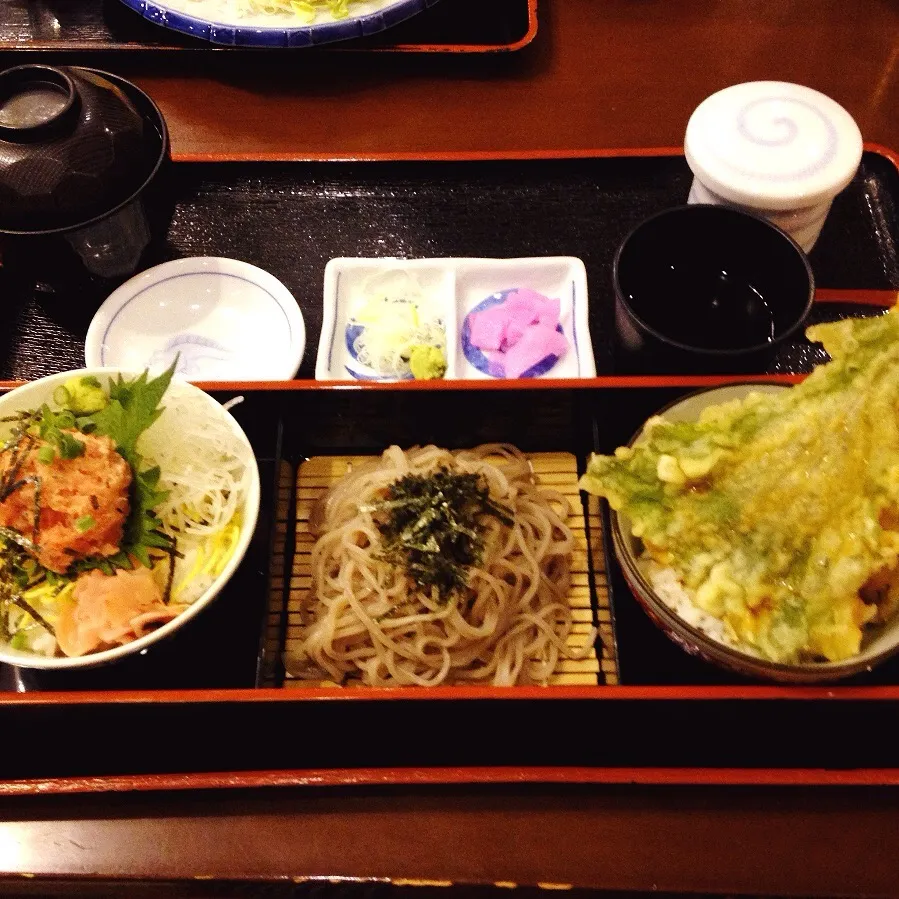 そばとネギトロ丼と天丼！|るりさん