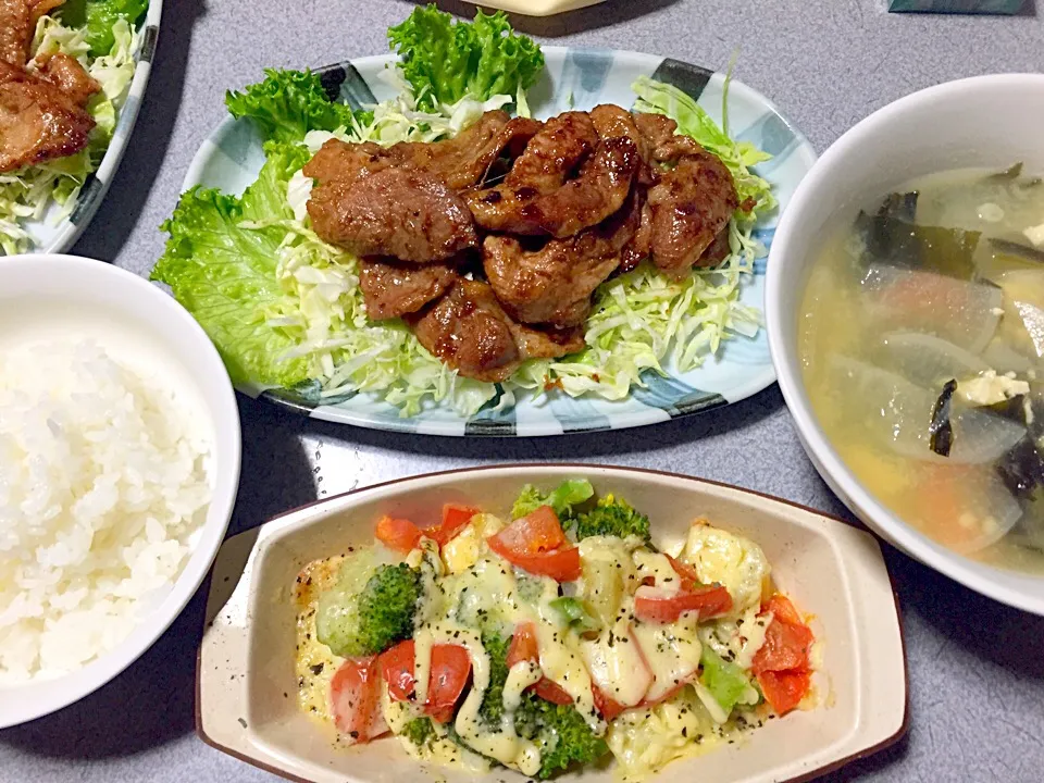 Snapdishの料理写真:野菜たっぷり豆腐味噌汁(大根わかめ小松菜人参ネギ豆腐)、ポークソテー、キャベツ、白米、野菜たっぷり温野菜チーズ(トマトじゃがブロッコリー)|ms903さん