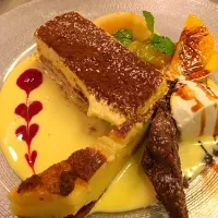 Chef 中川浩行の料理 トルタカプレーゼ。イタリアカプリ島のチョコレートケーキは粉を入れずにココアを入れてしっとりと仕上げます！
と、ティラミスと洋梨のクラフティ、アングレーズソースで！