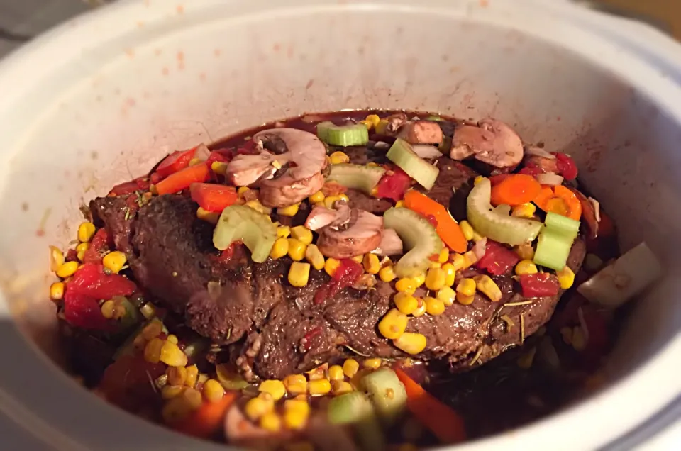 Snapdishの料理写真:Venison Roast w/ veggies & red wine|Liesel Ryanさん