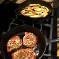 Skillet pork chops with roasted purple sweet potatoes.|Jae L. Hansenさん