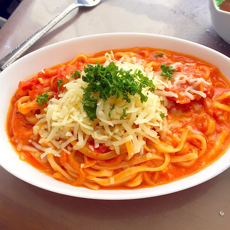 Snapdishの料理写真:チキンとモッツァレラのトマトソースパスタ|ゆうさん