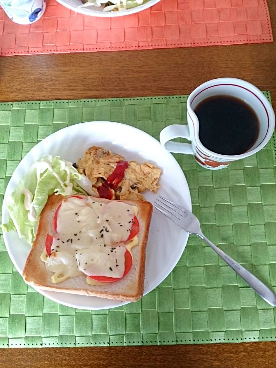 トマトチーズトーストとキノコのオムレツで、
朝ごパン～♪|Reikoさん