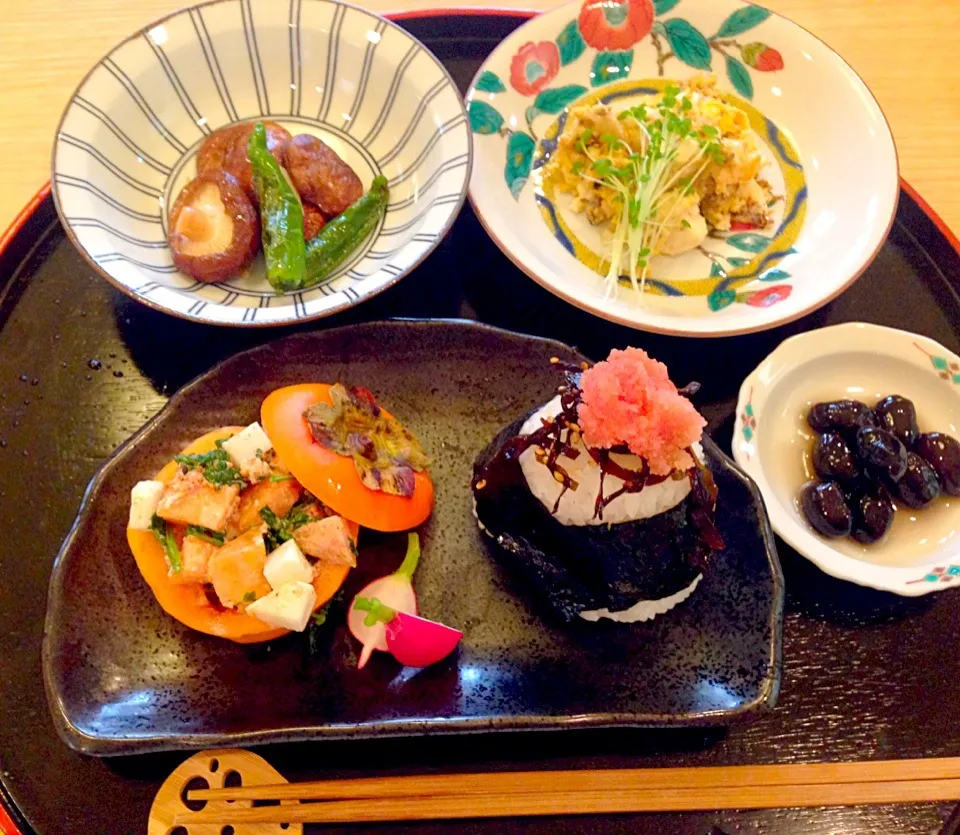 朝ごはん  柿と蕪のごま生姜マヨサラダ、豆腐の玉ねぎの重ね煮の卵焼き、椎茸とシシトウのニンニクバター炒め、明太子と昆布のおにぎり、丹波の黒豆|プリュパリスさん