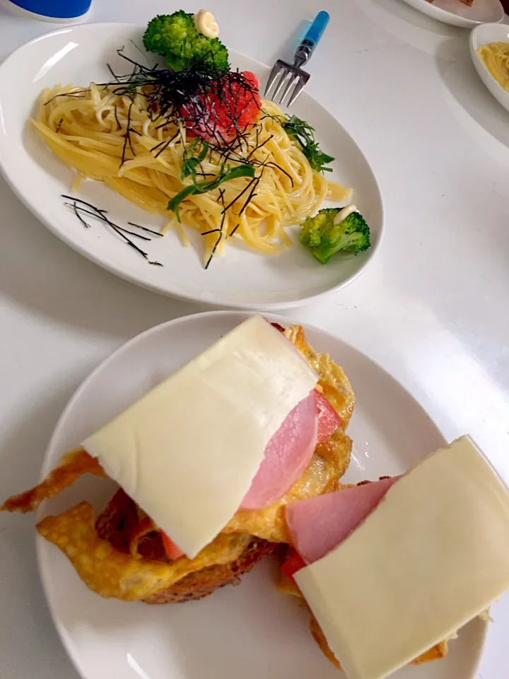 ブランチで明太子パスタと全粒粉サンドイッチ|htさん