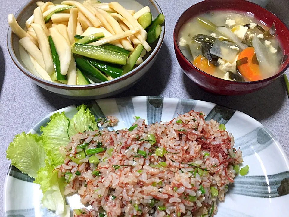 Snapdishの料理写真:コンビーフカブの葉チャーハン、レタス、野菜たっぷり具沢山豆腐味噌汁、胡麻油カブきゅうり|ms903さん