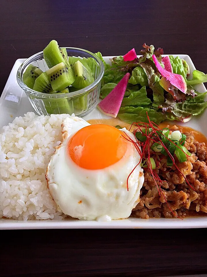 ⭐️もやしと挽き肉のピリ辛味噌炒めご飯
⭐️野菜サラダ レモンドレッシング
⭐️キウイ|よっちぃさん