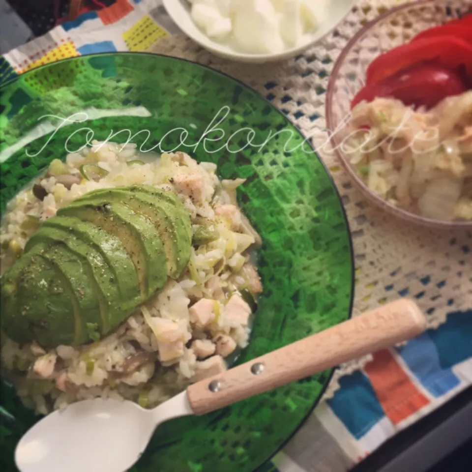 ＊今日のトモコンダテ＊
♩アボカドと鶏ハムと白葱のリゾット
♩トマトと白菜とツナのサラダ
♩ヨーグルト|🇯🇵ともこちゃん。さん