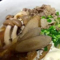 Snapdishの料理写真:牛肉とごぼうのしぐれ煮をリメイク  肉玉うどん(^^)|ゆーみんさん