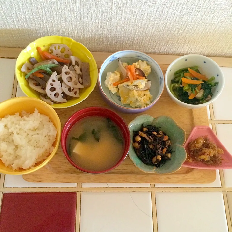 白米☆お味噌汁☆ひじきの煮物☆くるみとじゃこの佃煮☆小松菜の煮浸し☆高野豆腐の卵とじ☆蓮根の炒め煮(p*'∀`*q)|とまこ(*^o^*)さん