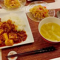 今日の夕食　麻婆丼、もやしサラダ、白菜の中華スープ