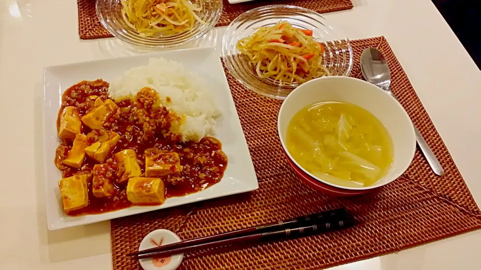 今日の夕食　麻婆丼、もやしサラダ、白菜の中華スープ|pinknari🐰🌈さん