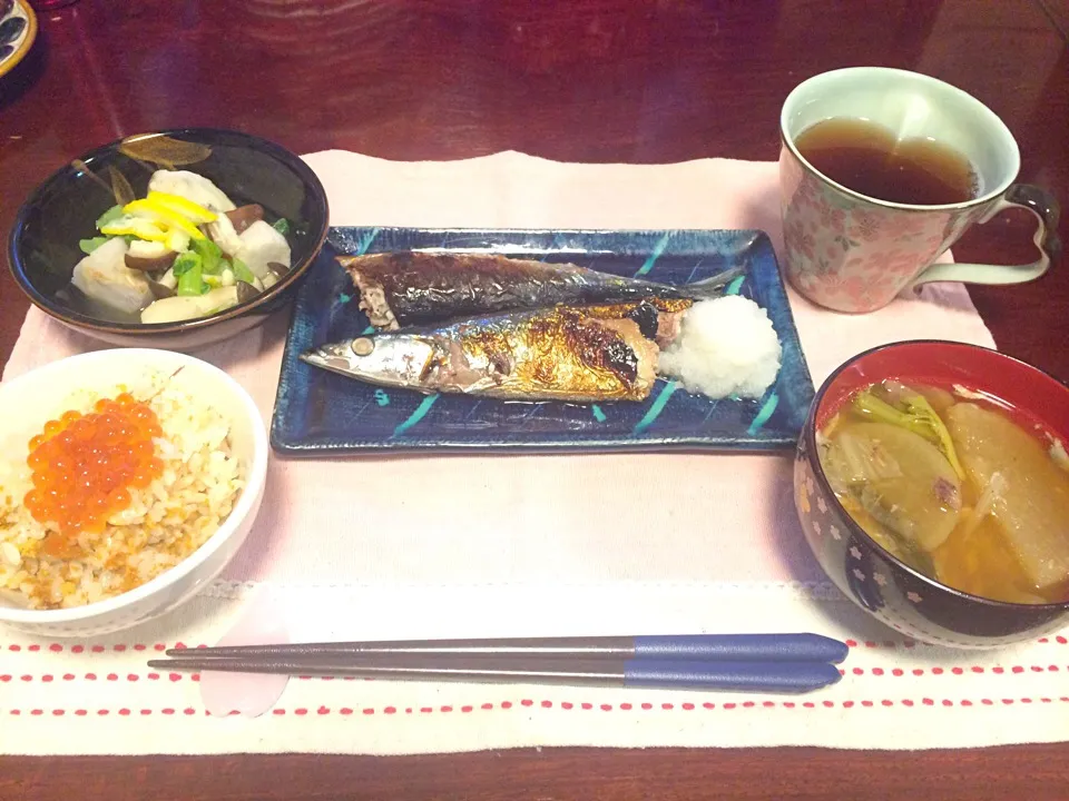 またまた東北ご飯❤️

うにの炊き込みご飯いくらのせ😍
サンマ
里芋、キノコ類、大根の葉っぱの煮物
三平汁|♥️さん