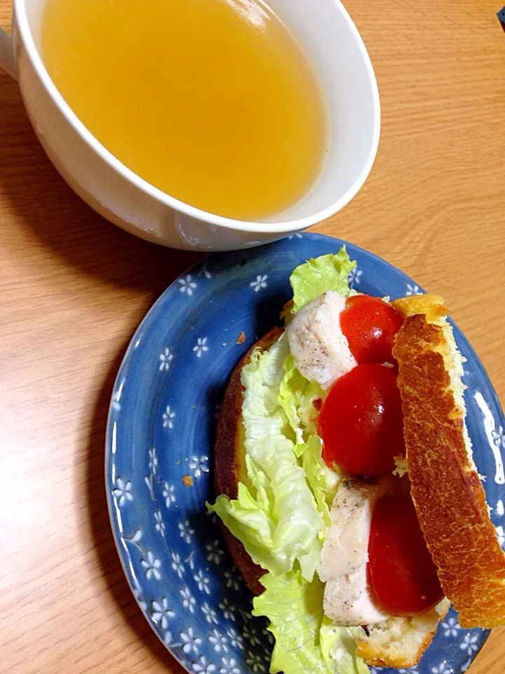 Snapdishの料理写真:鶏ハムサンドとコンソメスープ|sinさん