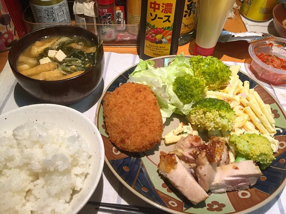 Snapdishの料理写真:チキンレモンステーキ、コロッケ、マカロニサラダ|ゆんたくさん