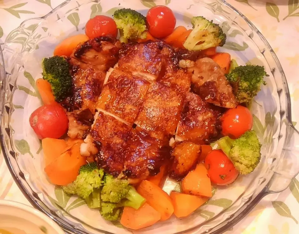 鶏モモ肉のオーブン焼き
　
下味をつけた　モモ肉に　
うすーく片栗粉をまぶして
皮から焼く
裏返してから　
茹でた人参+プロッコリーと　トマトを
加えて　蓋をして蒸し焼きにする|みずきさん