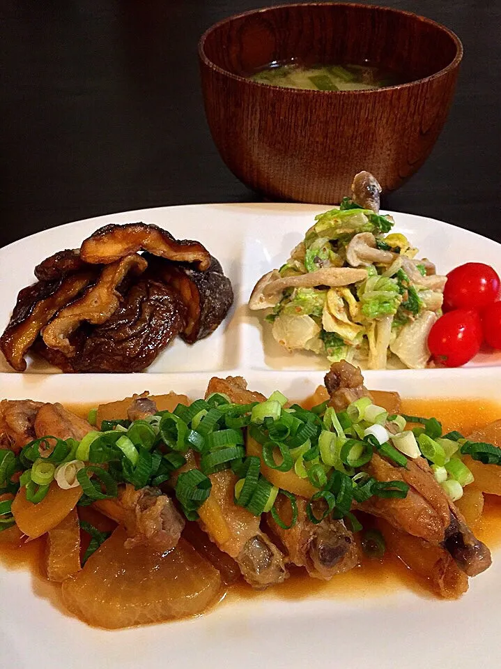 ⭐️手羽中と大根の照り煮
⭐️白菜としめじのサラダ
⭐️椎茸の甘辛揚げ
⭐️蕪と小松菜の味噌汁|よっちぃさん