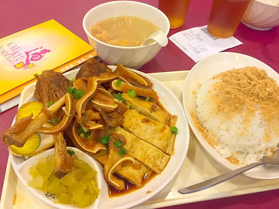 Spicy combination (bean curd skin roll/marinated pig ear/egg/rib) with minced pork & rice + soup|Sky Blueさん