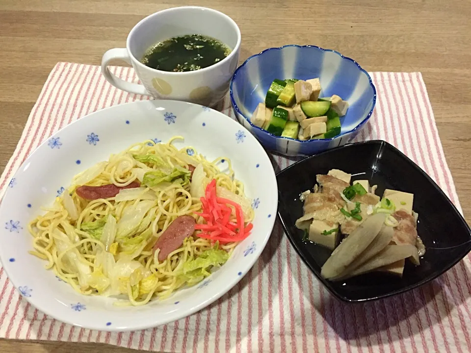 Snapdishの料理写真:11/21晩御飯〜塩焼きそば・高野豆腐の豚バラ巻き煮・角切り胸肉とキュウリのラー油ポン酢和え・わかめスープ|まーままさん