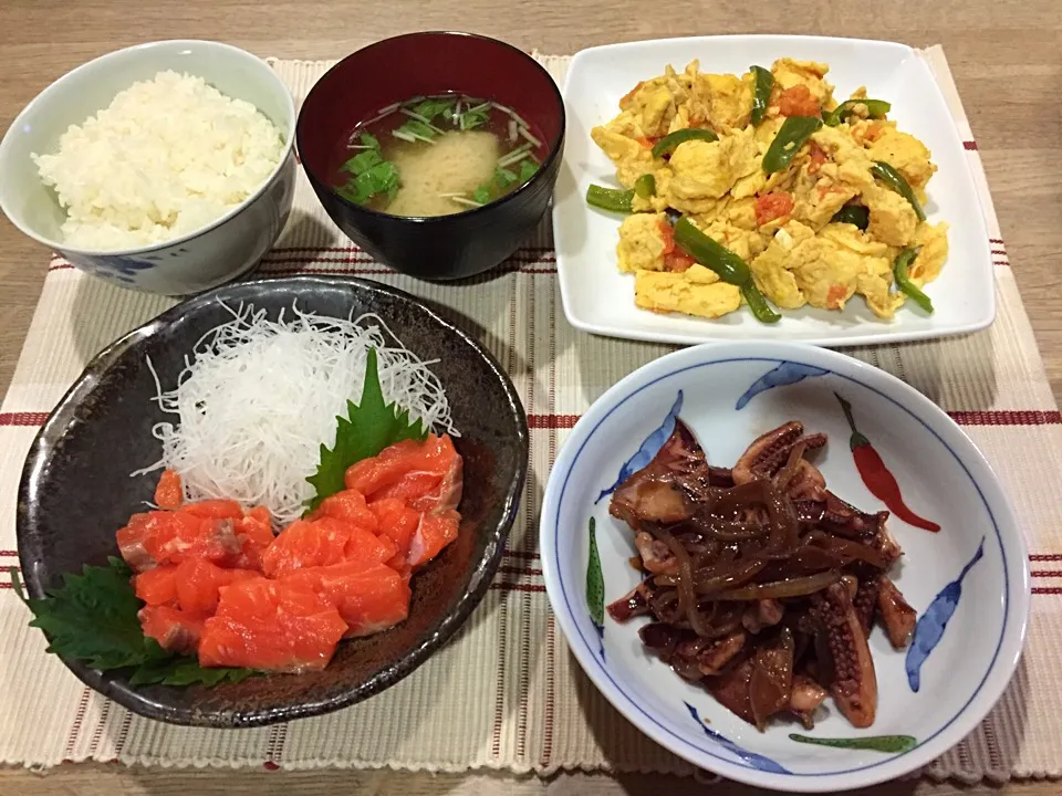 サーモン刺身・炒り卵とトマトのガーリック炒め・イカげそ照り焼きソース炒め・水菜とエノキ味噌汁|まーままさん