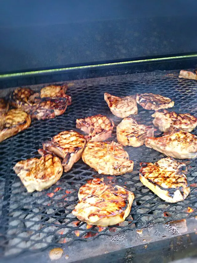 16oz bone in pork chops with a soy, ginger, lemon glaze.|joe suegrimさん