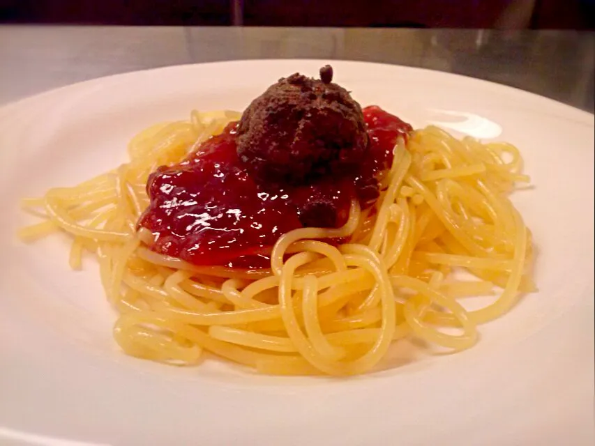 Dessert spaghetti and meatball. Vanilla infused spaghetti, strawberry jam 'sauce' and Nutella-donut truffle 'meatball'|joe suegrimさん