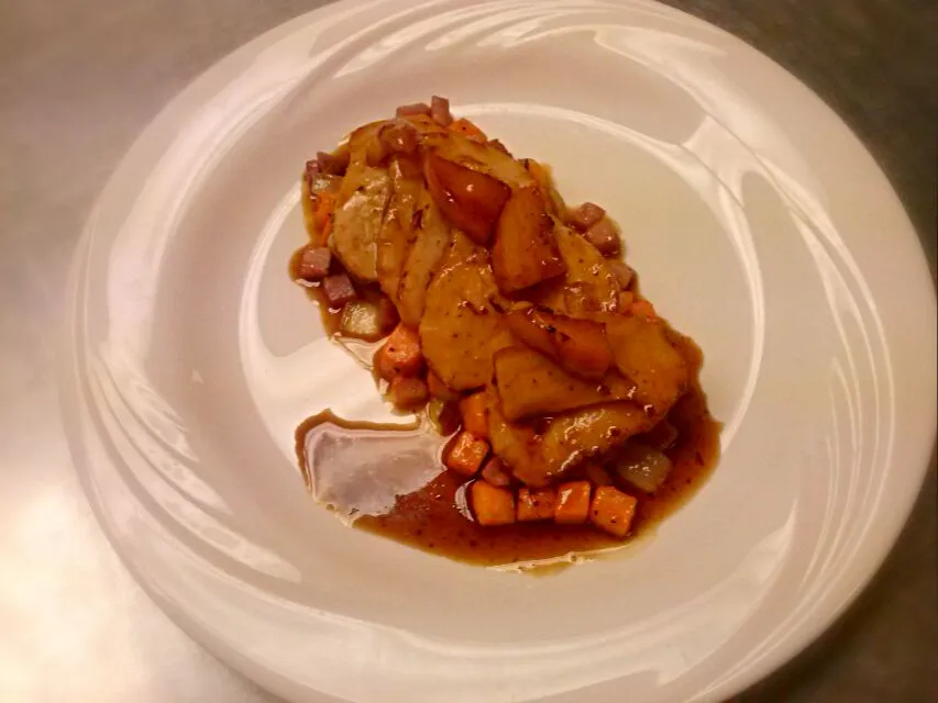 Roast turkey with sweet potato hash and natural jus.|joe suegrimさん