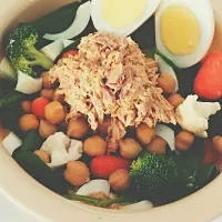 Spinach and Chickpea Salad (w/mixed vegetables) and Shredded Tuna.|Kelsey Parkerさん