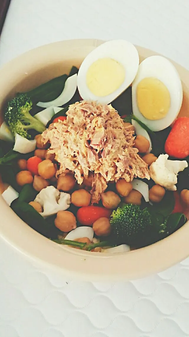 Spinach and Chickpea Salad (w/mixed vegetables) and Shredded Tuna.|Kelsey Parkerさん