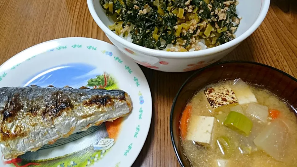 Snapdishの料理写真:・大根の葉とひき肉の味噌炒め丼
・鰆の塩焼き
・具沢山味噌汁|ようかんさん